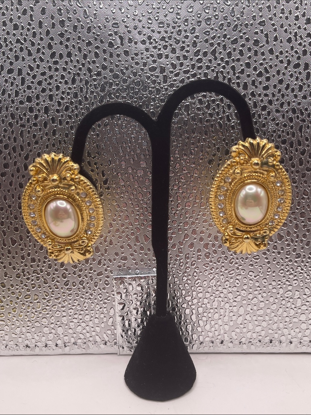 08.08.26-2 Vintage-style Goldtone Faux Pearl Oval Statement  Clip on Earrings